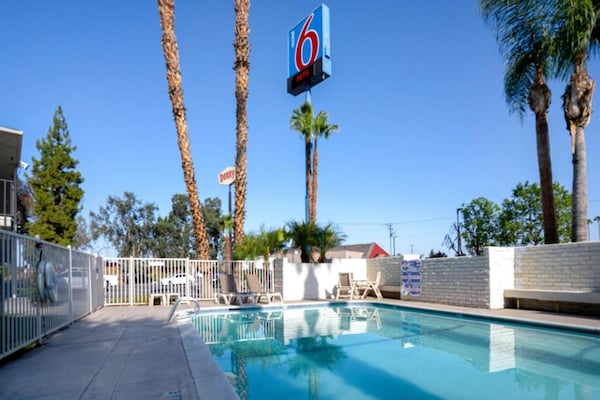 Foto van 1 tweepersoonsbed | Douche conform ADA/RI-normen - Vakantiehuis in Bakersfield - PoolOfHouse
