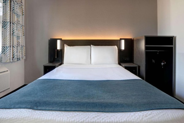 Foto van 1 tweepersoonsbed | Douche conform ADA/RI-normen - Vakantiehuis in Bakersfield - BedRoom