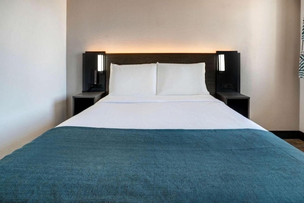Foto van 1 tweepersoonsbed | Douche conform ADA/RI-normen - Vakantiehuis in Bakersfield - BedRoom