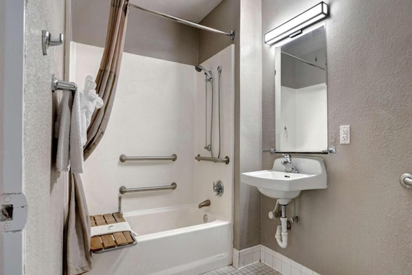Foto van 1 tweepersoonsbed | Douche conform ADA/RI-normen - Vakantiehuis in Bakersfield - BathRoom