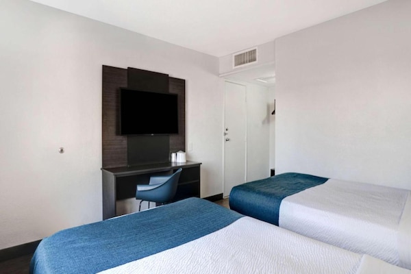 Foto van 2 tweepersoonsbedden | Niet-roken, koelkast - Vakantiehuis in Bakersfield - BedRoom