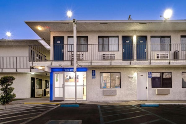 Foto van 2 tweepersoonsbedden | Niet-roken, koelkast - Vakantiehuis in Bakersfield - ExteriorSummer