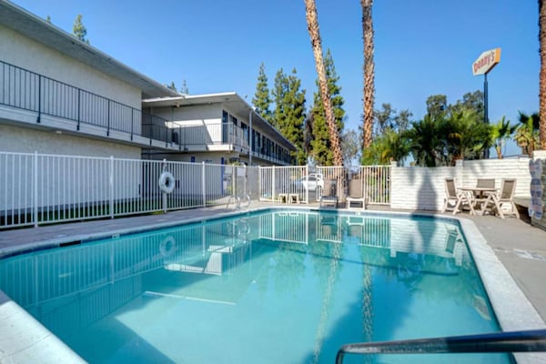 Foto van 2 tweepersoonsbedden | Niet-roken, koelkast - Vakantiehuis in Bakersfield - PoolOfHouse