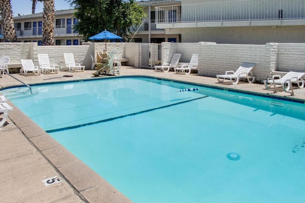 Foto van 1 tweepersoonsbed (queensize) | Niet-roken, koelkast (Micfridge) - PoolOfHouse