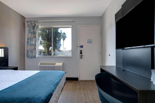 Foto van 1 tweepersoonsbed (queensize) | Niet-roken, koelkast (Micfridge) - BedRoom