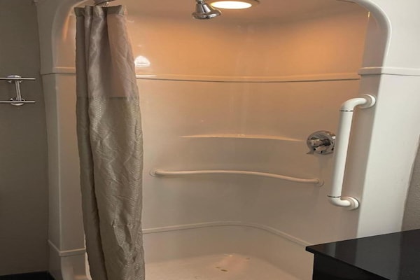 Foto van 1 tweepersoonsbed (queensize) | Niet-roken, koelkast (Micfridge) - BathRoom
