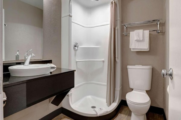 Foto van 1 tweepersoonsbed (queensize) | Niet-roken, koelkast (Micfridge) - BathRoom