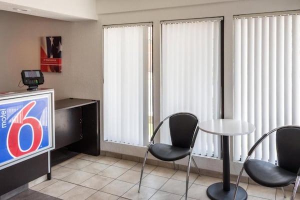 Foto van 2 tweepersoonsbedden | Rolstoeltoegankelijk bad - Vakantiehuis in Bakersfield - HallReception