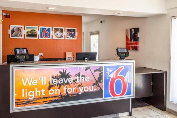 Foto van 2 tweepersoonsbedden | Rolstoeltoegankelijk bad - Vakantiehuis in Bakersfield - HallReception