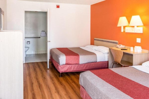 Foto van 2 tweepersoonsbedden | Rolstoeltoegankelijk bad - Vakantiehuis in Bakersfield - BedRoom