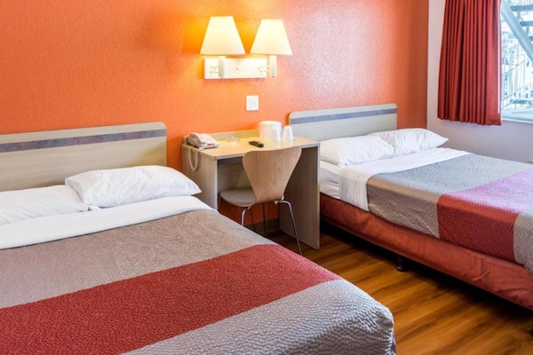 Foto van 2 tweepersoonsbedden | Rolstoeltoegankelijk bad - Vakantiehuis in Bakersfield - BedRoom