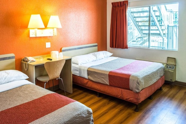 Foto van 2 tweepersoonsbedden | Rolstoeltoegankelijk bad - Vakantiehuis in Bakersfield - BedRoom