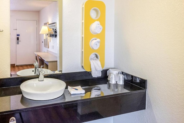 Foto van 2 tweepersoonsbedden | Rolstoeltoegankelijk bad - Vakantiehuis in Bakersfield - BathRoom