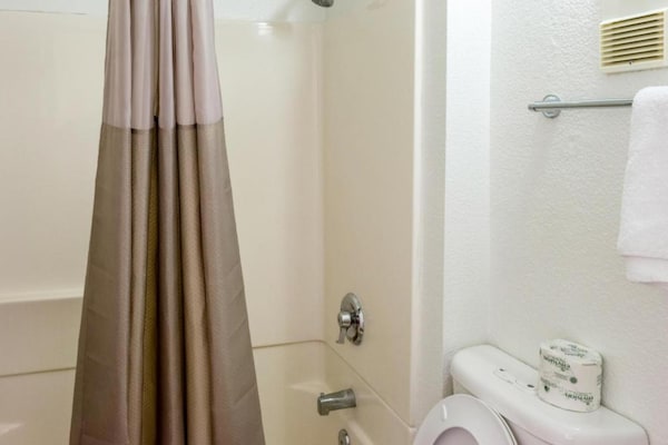 Foto van 2 tweepersoonsbedden | Rolstoeltoegankelijk bad - Vakantiehuis in Bakersfield - BathRoom