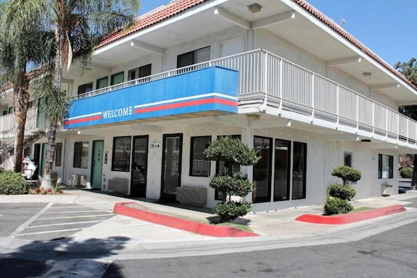 Foto van 2 tweepersoonsbedden | Rolstoeltoegankelijk bad - Vakantiehuis in Bakersfield - ExteriorSummer