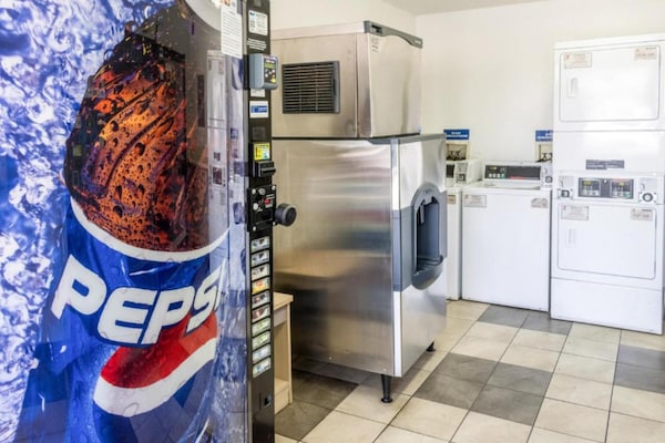 Foto van 2 tweepersoonsbedden | Rolstoeltoegankelijk bad - Vakantiehuis in Bakersfield - Facilities