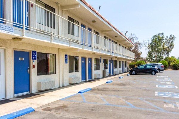 Foto van 2 tweepersoonsbedden | Rolstoeltoegankelijk bad - Vakantiehuis in Bakersfield - ExteriorSummer