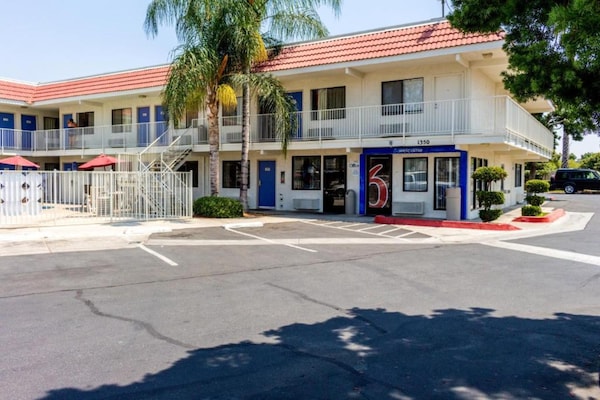 Foto van 2 tweepersoonsbedden | Rolstoeltoegankelijk bad - Vakantiehuis in Bakersfield - ExteriorSummer