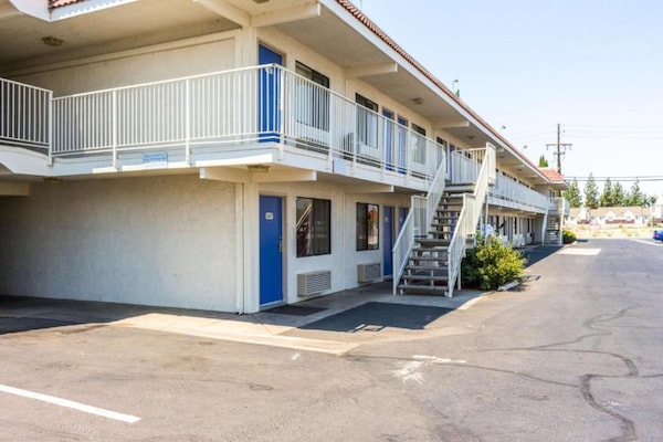 Foto van 2 tweepersoonsbedden | Rolstoeltoegankelijk bad - Vakantiehuis in Bakersfield - ExteriorSummer