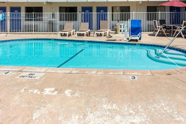 Foto van 2 tweepersoonsbedden | Rolstoeltoegankelijk bad - Vakantiehuis in Bakersfield - PoolOfHouse