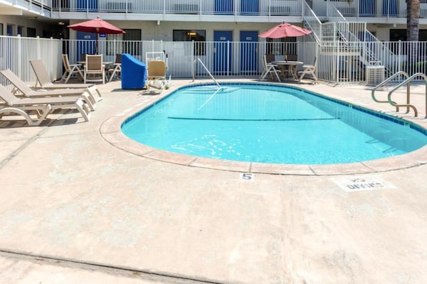 Foto van 2 tweepersoonsbedden | Rolstoeltoegankelijk bad - Vakantiehuis in Bakersfield - PoolOfHouse