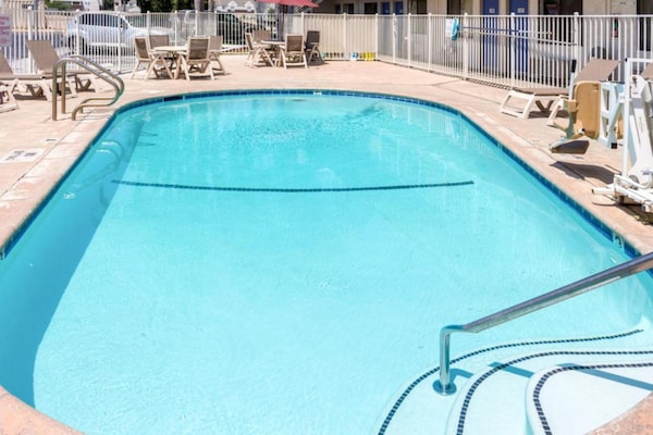 Foto van 2 tweepersoonsbedden | Rolstoeltoegankelijk bad - Vakantiehuis in Bakersfield - PoolOfHouse