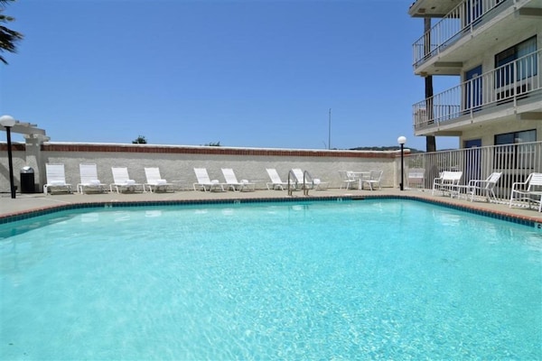 Foto van 1 tweepersoonsbed (Queensize) | Mobiel bad (Nsmk) - Vakantiehuis in Fairfield - PoolOfHouse