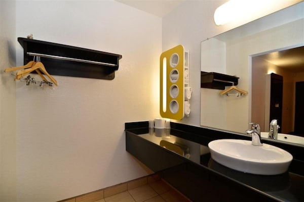 Foto van 1 tweepersoonsbed (Queensize) | Mobiel bad (Nsmk) - Vakantiehuis in Fairfield - BathRoom
