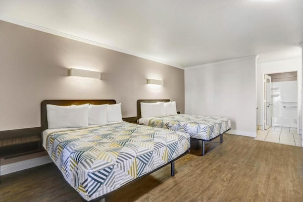 Foto van 2 tweepersoonsbedden | Toegankelijk voor mindervaliden | Badkuip | NSMK - BedRoom