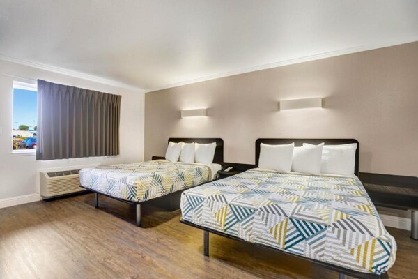 Foto van 2 tweepersoonsbedden | Toegankelijk voor mindervaliden | Badkuip | NSMK - BedRoom