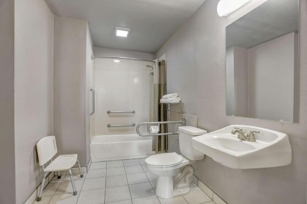 Foto van 2 tweepersoonsbedden | Toegankelijk voor mindervaliden | Badkuip | NSMK - BathRoom