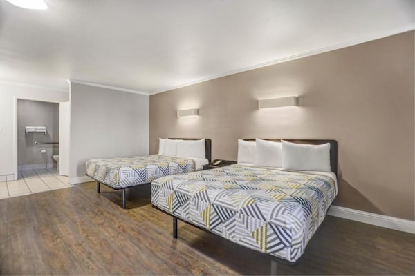 Foto van 2 queensize bedden | Rolstoeltoegankelijke douche / Rookvrij - BedRoom