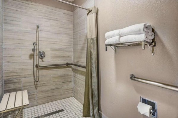 Foto van 2 queensize bedden | Rolstoeltoegankelijke douche / Rookvrij - BathRoom