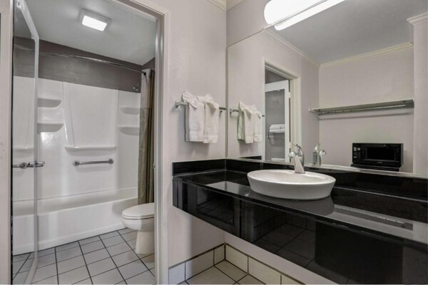 Foto van 2 tweepersoonsbedden (queensize) | Rookvrij - Vakantiehuis in Lodi - BathRoom