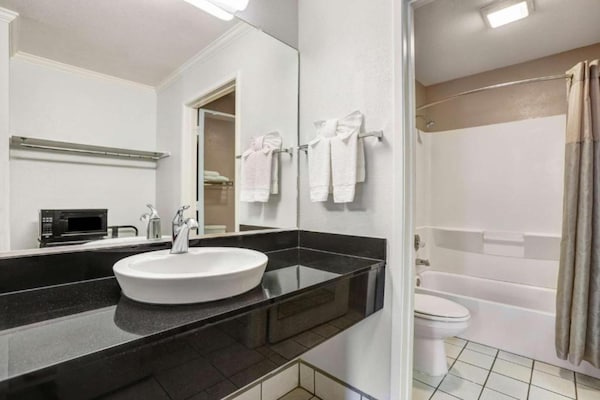 Foto van 2 tweepersoonsbedden (queensize) | Rookvrij - Vakantiehuis in Lodi - BathRoom