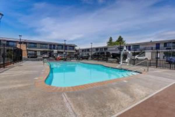Foto van 1 kingsize bed | Nsmk, balkon, koelkast, slaapbank - PoolOfHouse