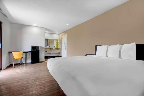 Foto van 1 kingsize bed | Nsmk, balkon, koelkast, slaapbank - BedRoom
