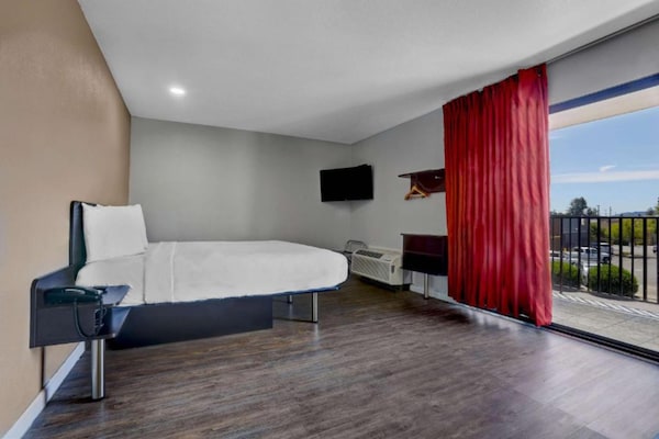 Foto van 1 kingsize bed | Nsmk, balkon, koelkast, slaapbank - BedRoom
