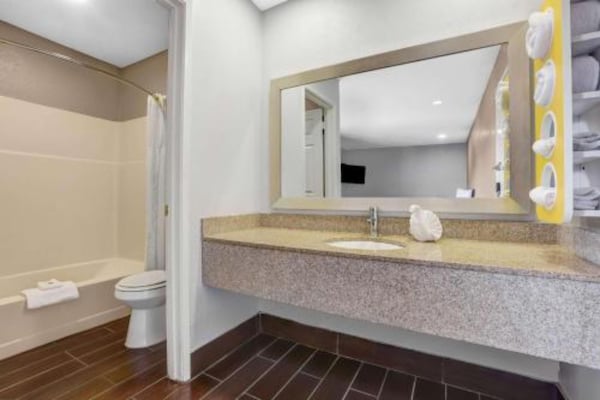Foto van 1 kingsize bed | Nsmk, balkon, koelkast, slaapbank - BathRoom