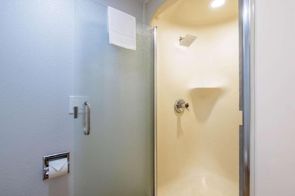 Foto van 2 tweepersoonsbedden | Niet-roken, koelkast - Vakantiehuis in Auburn - BathRoom