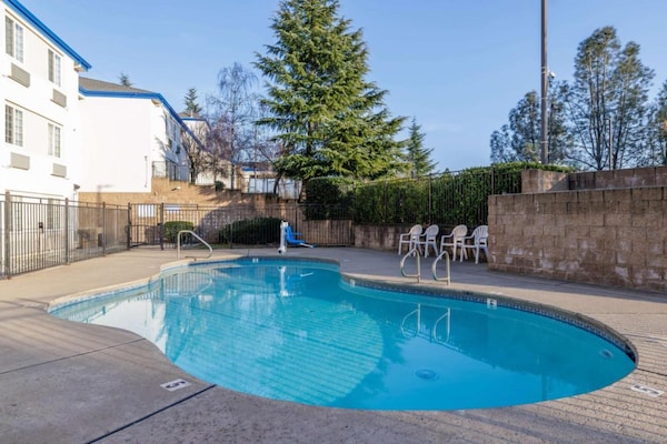 Foto van 2 tweepersoonsbedden | Niet-roken, koelkast - Vakantiehuis in Auburn - PoolOfHouse