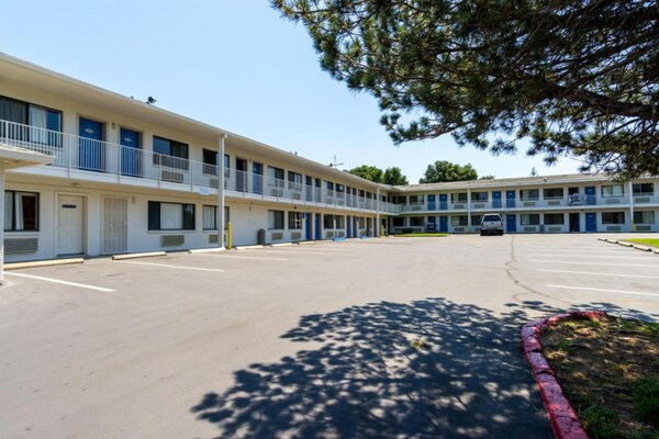 Foto van 1 tweepersoonsbed (Queensize) - Vakantiehuis in Redding CA - ExteriorSummer