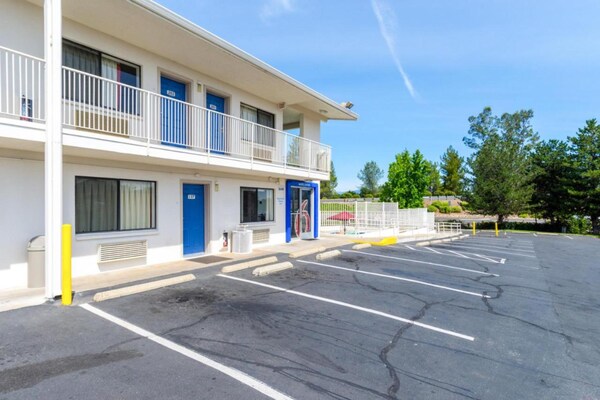 Foto van 1 tweepersoonsbed (Queensize) - Vakantiehuis in Redding CA - ExteriorSummer