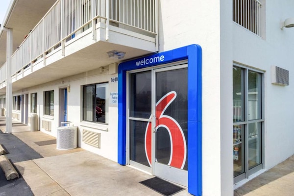 Foto van 1 tweepersoonsbed (Queensize) - Vakantiehuis in Redding CA - ExteriorSummer
