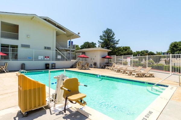 Foto van 1 tweepersoonsbed (Queensize) - Vakantiehuis in Redding CA - PoolOfHouse