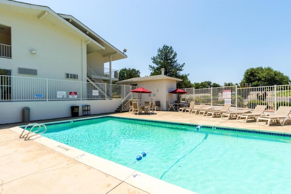 Foto van 1 tweepersoonsbed (Queensize) - Vakantiehuis in Redding CA - PoolOfHouse