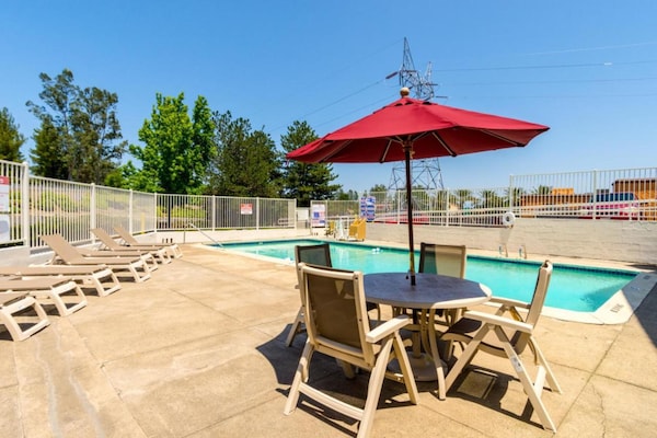 Foto van 1 tweepersoonsbed (Queensize) - Vakantiehuis in Redding CA - PoolOfHouse