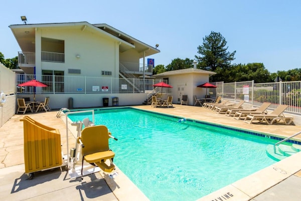 Foto van 1 tweepersoonsbed (Queensize) - Vakantiehuis in Redding CA - PoolOfHouse