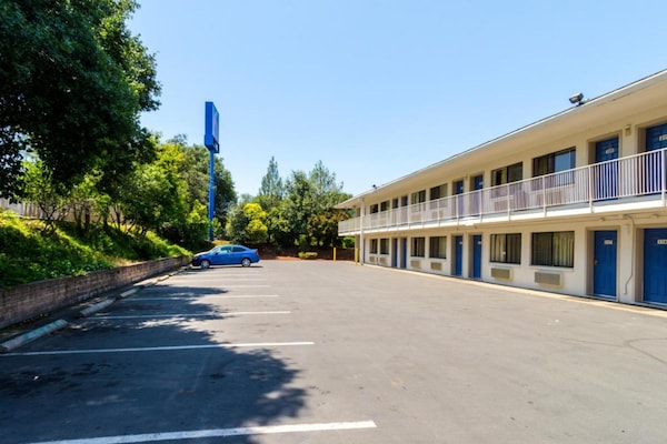 Foto van 1 tweepersoonsbed (Queensize) - Vakantiehuis in Redding CA - ExteriorSummer