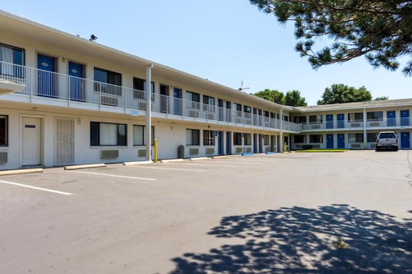 Foto van 1 tweepersoonsbed (Queensize) - Vakantiehuis in Redding CA - ExteriorSummer